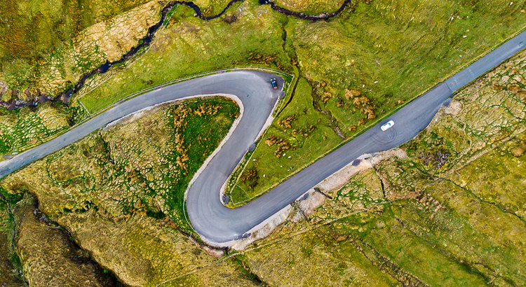 Irland Landstraße mit S-Kurve von oben Galway County